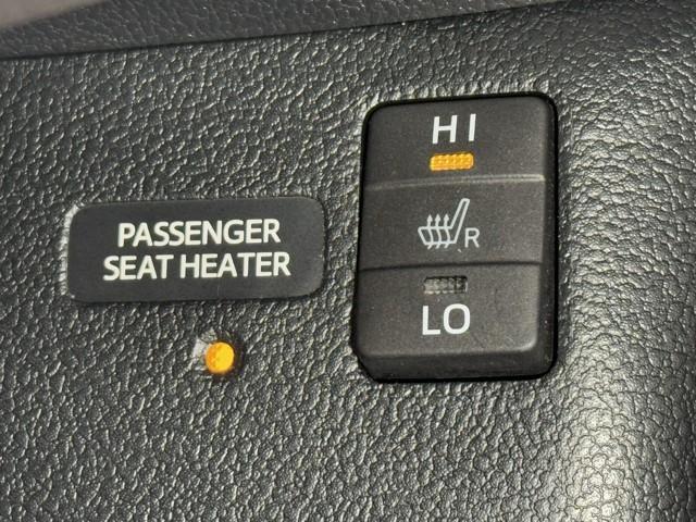 プリウス Ａプレミアム　ツーリングセレクション　セーフティセンス　ＩＣＳ　ＢＳＭ　９インチナビ　ＴＶ　バックカメラ　ＥＴＣ　ドライブレコーダー　クルーズコントロール　本革シート　パワーシート　シートヒーター　ＬＥＤライト　１７インチアルミホイール（16枚目）