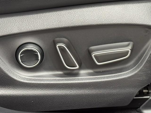 プリウス Ａプレミアム　ツーリングセレクション　セーフティセンス　ＩＣＳ　ＢＳＭ　９インチナビ　ＴＶ　バックカメラ　ＥＴＣ　ドライブレコーダー　クルーズコントロール　本革シート　パワーシート　シートヒーター　ＬＥＤライト　１７インチアルミホイール（17枚目）