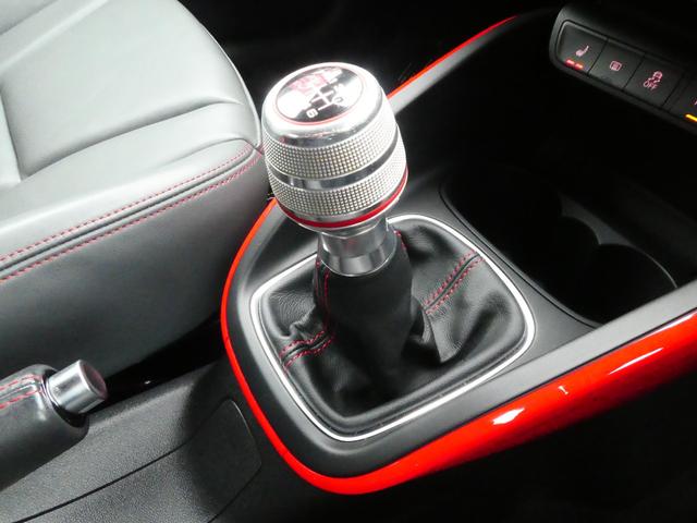 Ｓ１スポーツバック クワトロリミテッドエディション　限定９０台／コントラストルーフ／ナッパレザー／ＫＷ車高調／ＭＭＩ／バックカメラ／フルセグ／Ｓ１レッドキャリパー／カラーシートバック・コンソール／Ｒウィング／同色ドアミラー／マットブラック１８インチＡＷ（55枚目）