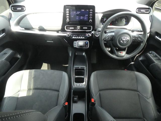 アクア ＧＲスポーツ　ＧＲ専用フロント・リアバンパ－／１７インチアルミ／レッドキャリパ－／ハ－フレザ－スポ－ティシ－ト／ディスプレイオ－ディオ／Ａｐｐｌｅ　ＣａｒＰｌａｙ／トヨタセーフティセンス／ビルトインＥＴＣ／ＬＥＤ（10枚目）