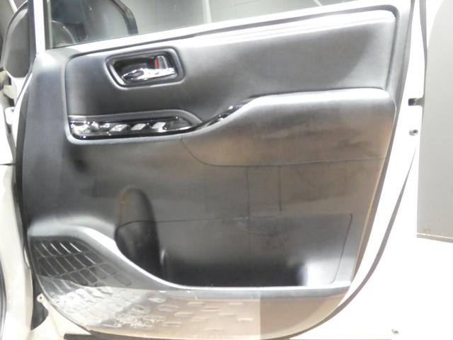 エスクァイア ハイブリッドＧｉ　黒革／２０２５年秋版純正ＳＤナビ／バックカメラ／１２．１ｉｎ後席モニター／地デジフルセグテレビ／ＤＶＤ再生／ビルトインＥＴＣ２．０／ＷＰＳＤ／ＲＳーＲロ－ダウンサス（25枚目）