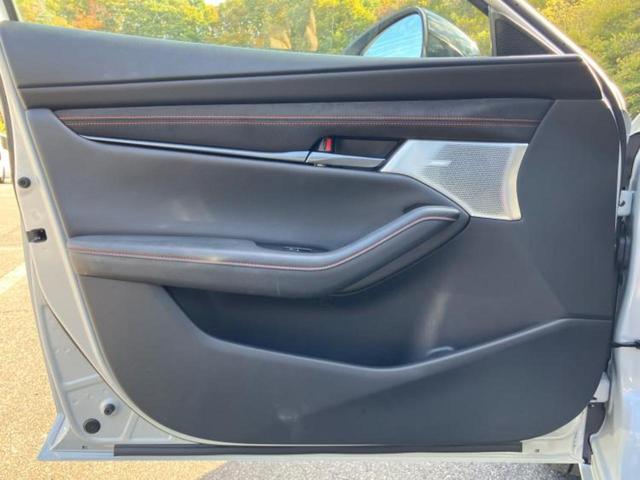 MAZDA3ファストバック 15Sレトロスポーツエディション BOSE/保証書/ディスプレイオーディオ10インチ/アイアクティブセンス(マツダ)/シートヒーター 前席/全方位モニター/車線逸脱防止支援システム/シート ハーフレザー/ドライブレコーダー 前後 TV(20枚目)
