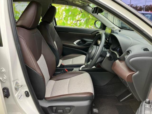 ヤリスクロス ハイブリッドＺ　保証書／ディスプレイオーディオ＋ナビ８インチ／衝突安全装置／シートヒーター／パノラミックビューモニター／車線逸脱防止支援システム／シート　ハーフレザー／ヘッドランプ　ＬＥＤ／ＵＳＢジャック　ＥＴＣ（4枚目）