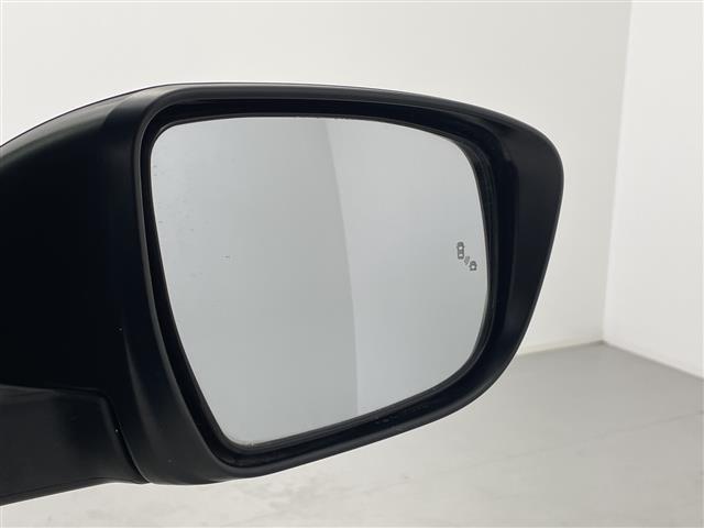 セレナ ｅ－パワー　ハイウェイスターＶ　純正９型ナビ　フルセグＴＶ　ＣＤ　ＤＶＤ　アラウンドビューモニター　純正フリップダウンモニター　両側電動スライドドア　ＬＥＤ　オートライト　純正１５インチアルミ　ブラインドスポットモニター　ＥＴＣ（7枚目）