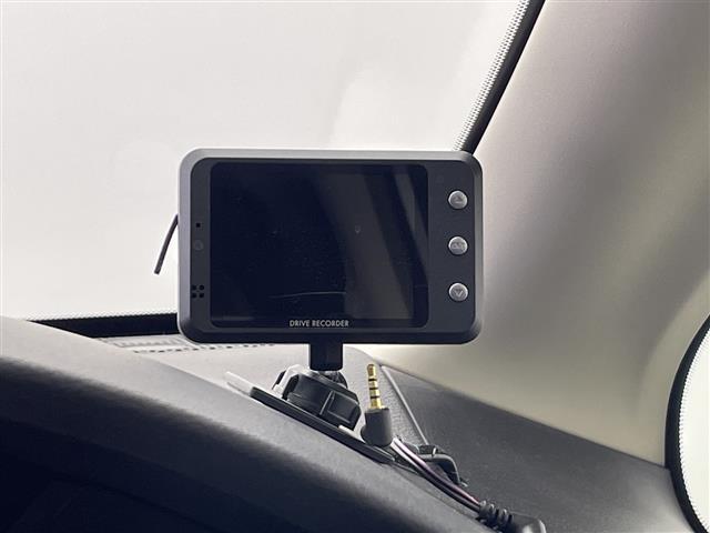 セレナ ｅ－パワー　ハイウェイスターＶ　純正９型ナビ　フルセグＴＶ　ＣＤ　ＤＶＤ　アラウンドビューモニター　純正フリップダウンモニター　両側電動スライドドア　ＬＥＤ　オートライト　純正１５インチアルミ　ブラインドスポットモニター　ＥＴＣ（14枚目）