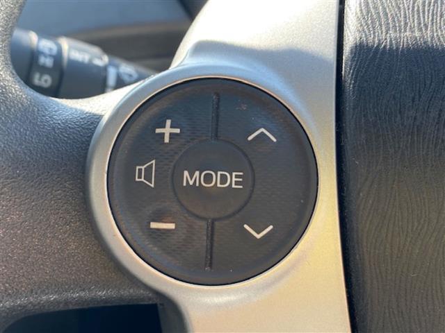 プリウス S ◇社外ナビ・フルセグTV(SD/CD/DVD/Bluetooth)・バックカメラ◇車両接近緊急装置◇ステアリングスイッチ◇ECOモード◇POWERモード◇EVモード◇ビルトインETC◇純正フロアマット(7枚目)