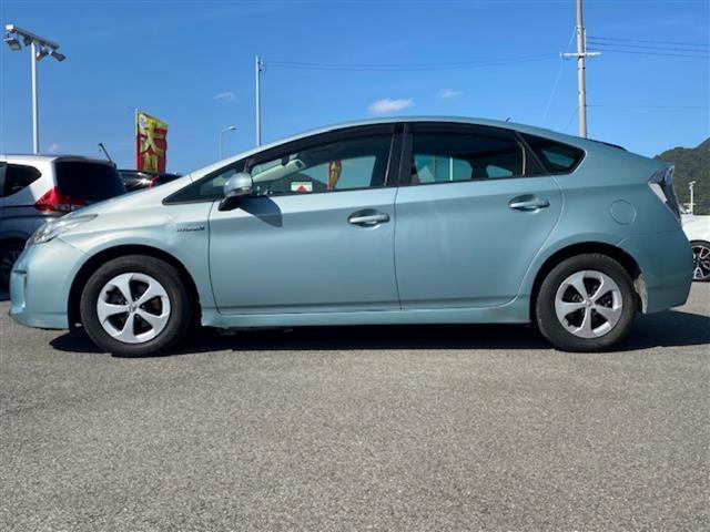 プリウス S ◇社外ナビ・フルセグTV(SD/CD/DVD/Bluetooth)・バックカメラ◇車両接近緊急装置◇ステアリングスイッチ◇ECOモード◇POWERモード◇EVモード◇ビルトインETC◇純正フロアマット(21枚目)