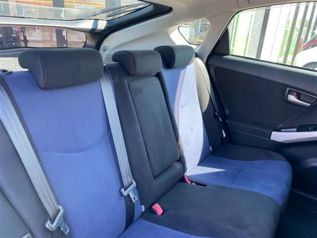 プリウス S ◇社外ナビ・フルセグTV(SD/CD/DVD/Bluetooth)・バックカメラ◇車両接近緊急装置◇ステアリングスイッチ◇ECOモード◇POWERモード◇EVモード◇ビルトインETC◇純正フロアマット(30枚目)