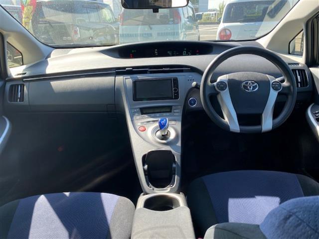 プリウス S ◇社外ナビ・フルセグTV(SD/CD/DVD/Bluetooth)・バックカメラ◇車両接近緊急装置◇ステアリングスイッチ◇ECOモード◇POWERモード◇EVモード◇ビルトインETC◇純正フロアマット(42枚目)