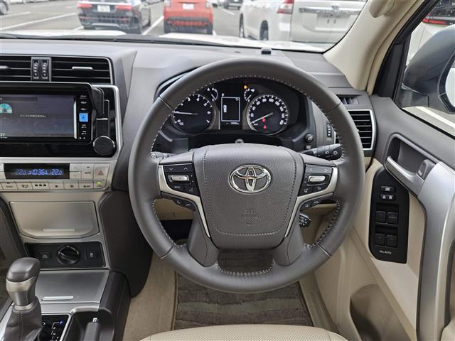 ランドクルーザープラド TX Lパッケージ マットブラックエディション 禁煙車 バックカメラ ドラレコ レーダークルコン 衝突被害軽減 車線逸脱防止支援 PKSB LEDオートライト 純正ナビTV ビルトインETC2.0 後席用モニター 革シート 前席Pシート/ヒーター(2枚目)