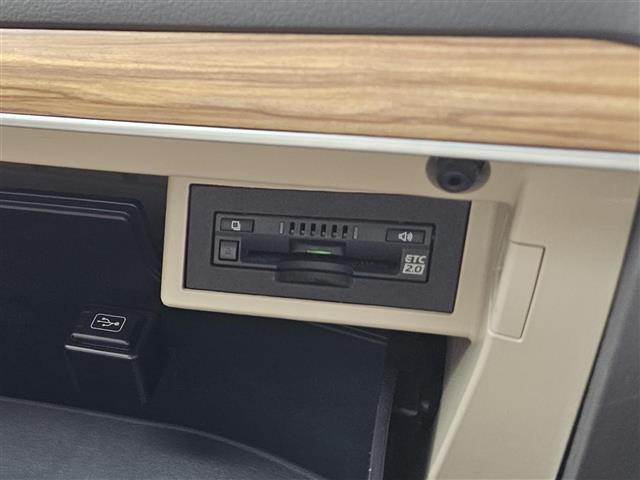 ランドクルーザープラド TX Lパッケージ マットブラックエディション 禁煙車 バックカメラ ドラレコ レーダークルコン 衝突被害軽減 車線逸脱防止支援 PKSB LEDオートライト 純正ナビTV ビルトインETC2.0 後席用モニター 革シート 前席Pシート/ヒーター(5枚目)