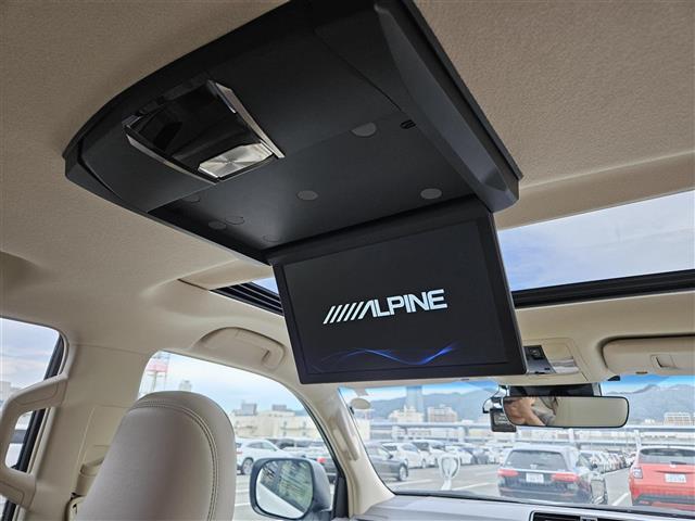 ランドクルーザープラド TX Lパッケージ マットブラックエディション 禁煙車 バックカメラ ドラレコ レーダークルコン 衝突被害軽減 車線逸脱防止支援 PKSB LEDオートライト 純正ナビTV ビルトインETC2.0 後席用モニター 革シート 前席Pシート/ヒーター(7枚目)