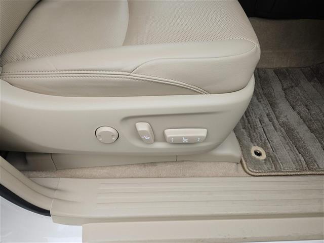 ランドクルーザープラド TX Lパッケージ マットブラックエディション 禁煙車 バックカメラ ドラレコ レーダークルコン 衝突被害軽減 車線逸脱防止支援 PKSB LEDオートライト 純正ナビTV ビルトインETC2.0 後席用モニター 革シート 前席Pシート/ヒーター(8枚目)