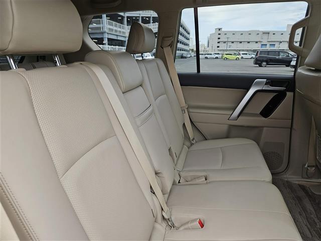 ランドクルーザープラド TX Lパッケージ マットブラックエディション 禁煙車 バックカメラ ドラレコ レーダークルコン 衝突被害軽減 車線逸脱防止支援 PKSB LEDオートライト 純正ナビTV ビルトインETC2.0 後席用モニター 革シート 前席Pシート/ヒーター(13枚目)