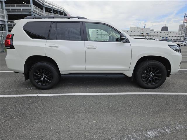 ランドクルーザープラド TX Lパッケージ マットブラックエディション 禁煙車 バックカメラ ドラレコ レーダークルコン 衝突被害軽減 車線逸脱防止支援 PKSB LEDオートライト 純正ナビTV ビルトインETC2.0 後席用モニター 革シート 前席Pシート/ヒーター(16枚目)