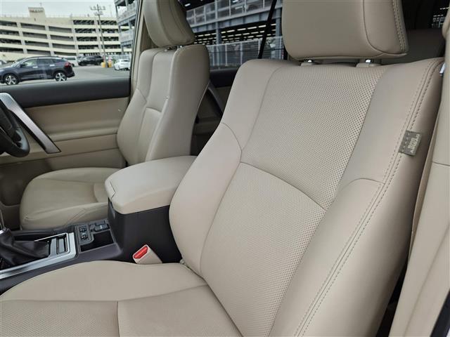 ランドクルーザープラド TX Lパッケージ マットブラックエディション 禁煙車 バックカメラ ドラレコ レーダークルコン 衝突被害軽減 車線逸脱防止支援 PKSB LEDオートライト 純正ナビTV ビルトインETC2.0 後席用モニター 革シート 前席Pシート/ヒーター(28枚目)