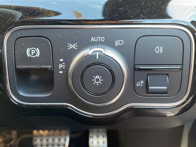 CLAクラス CLA200d 純正ナビ機能付きオーディオディスプレイ Bluetooth ブラインドスポットモニター ホップアップディスプレイ レーンアシスト レーンチェンジアシスト アクティブブレーキアシスト オートハイビーム(10枚目)