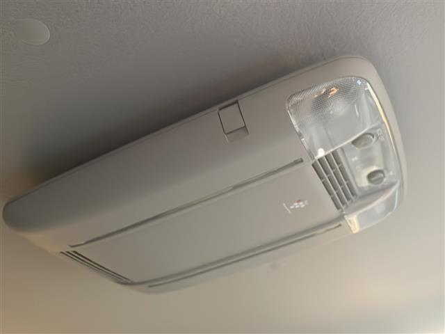 プリウス Ｓ　◇ディスプレイオーディオ◇ヘッドライトレベライザー◇ステアリングスイッチ◇サーキュレーター◇純正マット◇ビルトインＥＴＣ◇ＥＣＯモード◇ＰＯＷＥＲモード◇ＥＶモード◇ＬＥＤヘッドライト（3枚目）