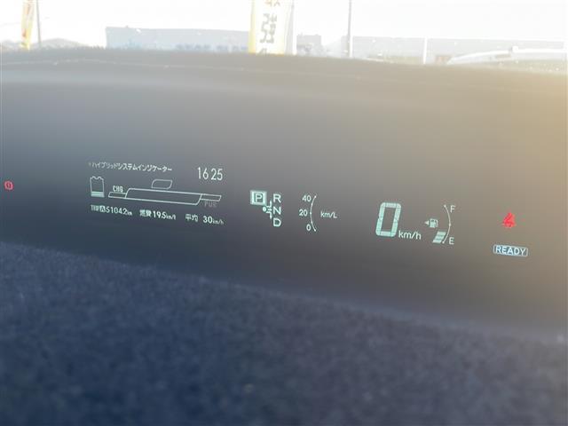 プリウス Ｓ　◇ディスプレイオーディオ◇ヘッドライトレベライザー◇ステアリングスイッチ◇サーキュレーター◇純正マット◇ビルトインＥＴＣ◇ＥＣＯモード◇ＰＯＷＥＲモード◇ＥＶモード◇ＬＥＤヘッドライト（4枚目）