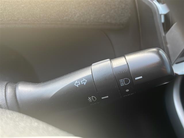 プリウス Ｓ　◇ディスプレイオーディオ◇ヘッドライトレベライザー◇ステアリングスイッチ◇サーキュレーター◇純正マット◇ビルトインＥＴＣ◇ＥＣＯモード◇ＰＯＷＥＲモード◇ＥＶモード◇ＬＥＤヘッドライト（10枚目）