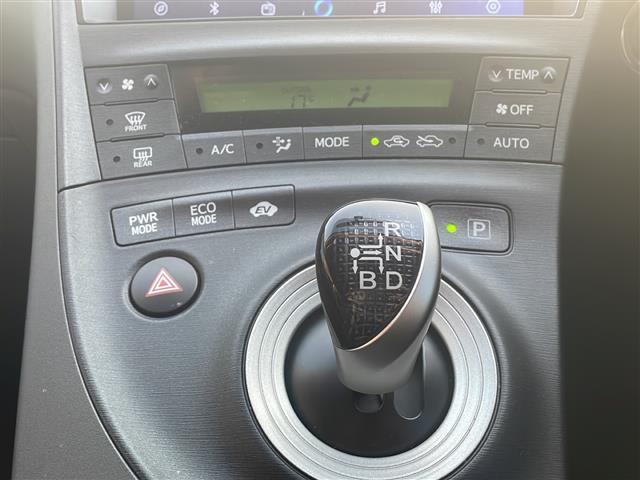 プリウス Ｓ　◇ディスプレイオーディオ◇ヘッドライトレベライザー◇ステアリングスイッチ◇サーキュレーター◇純正マット◇ビルトインＥＴＣ◇ＥＣＯモード◇ＰＯＷＥＲモード◇ＥＶモード◇ＬＥＤヘッドライト（12枚目）