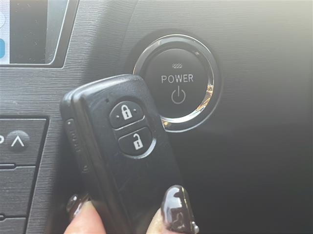 プリウス Ｓ　◇ディスプレイオーディオ◇ヘッドライトレベライザー◇ステアリングスイッチ◇サーキュレーター◇純正マット◇ビルトインＥＴＣ◇ＥＣＯモード◇ＰＯＷＥＲモード◇ＥＶモード◇ＬＥＤヘッドライト（15枚目）