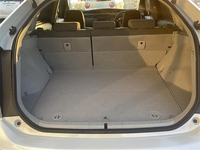 プリウス Ｓ　◇ディスプレイオーディオ◇ヘッドライトレベライザー◇ステアリングスイッチ◇サーキュレーター◇純正マット◇ビルトインＥＴＣ◇ＥＣＯモード◇ＰＯＷＥＲモード◇ＥＶモード◇ＬＥＤヘッドライト（17枚目）