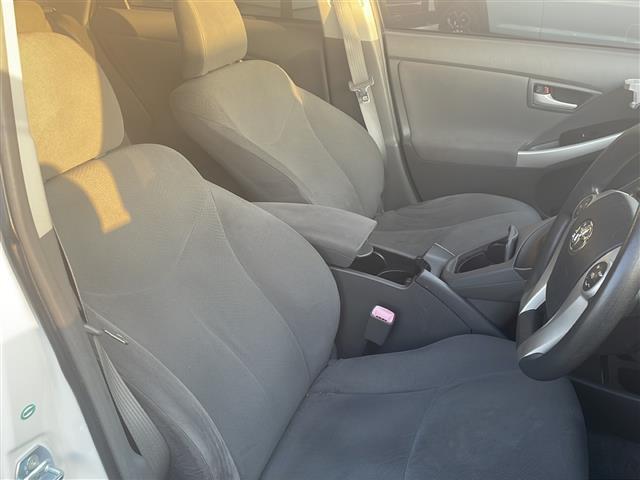 プリウス Ｓ　◇ディスプレイオーディオ◇ヘッドライトレベライザー◇ステアリングスイッチ◇サーキュレーター◇純正マット◇ビルトインＥＴＣ◇ＥＣＯモード◇ＰＯＷＥＲモード◇ＥＶモード◇ＬＥＤヘッドライト（20枚目）