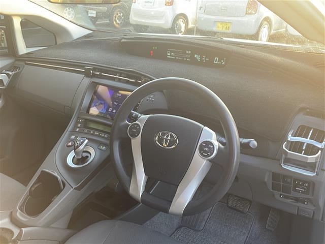 プリウス Ｓ　◇ディスプレイオーディオ◇ヘッドライトレベライザー◇ステアリングスイッチ◇サーキュレーター◇純正マット◇ビルトインＥＴＣ◇ＥＣＯモード◇ＰＯＷＥＲモード◇ＥＶモード◇ＬＥＤヘッドライト（24枚目）