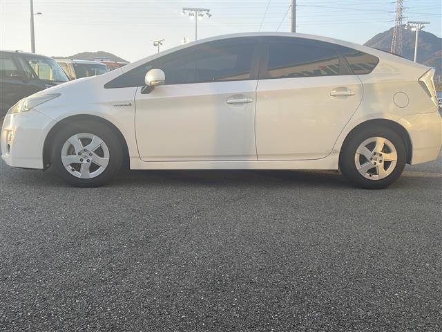 プリウス Ｓ　◇ディスプレイオーディオ◇ヘッドライトレベライザー◇ステアリングスイッチ◇サーキュレーター◇純正マット◇ビルトインＥＴＣ◇ＥＣＯモード◇ＰＯＷＥＲモード◇ＥＶモード◇ＬＥＤヘッドライト（28枚目）