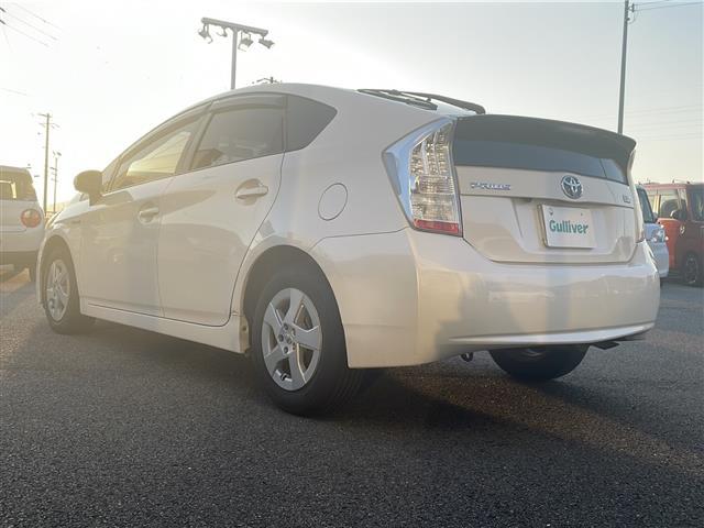 プリウス Ｓ　◇ディスプレイオーディオ◇ヘッドライトレベライザー◇ステアリングスイッチ◇サーキュレーター◇純正マット◇ビルトインＥＴＣ◇ＥＣＯモード◇ＰＯＷＥＲモード◇ＥＶモード◇ＬＥＤヘッドライト（30枚目）