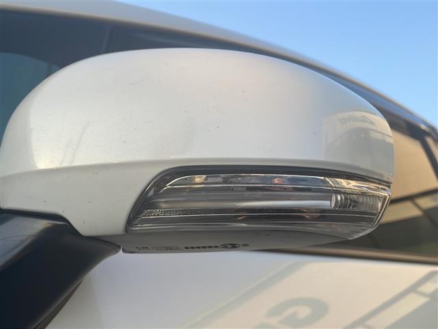 プリウス Ｓ　◇ディスプレイオーディオ◇ヘッドライトレベライザー◇ステアリングスイッチ◇サーキュレーター◇純正マット◇ビルトインＥＴＣ◇ＥＣＯモード◇ＰＯＷＥＲモード◇ＥＶモード◇ＬＥＤヘッドライト（32枚目）