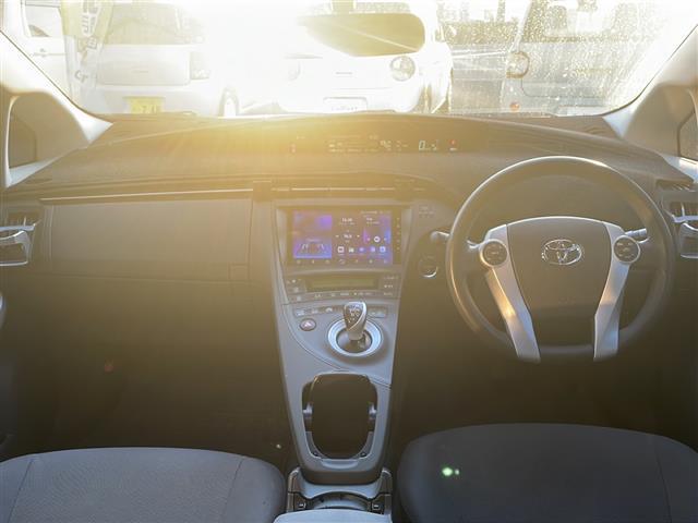 プリウス Ｓ　◇ディスプレイオーディオ◇ヘッドライトレベライザー◇ステアリングスイッチ◇サーキュレーター◇純正マット◇ビルトインＥＴＣ◇ＥＣＯモード◇ＰＯＷＥＲモード◇ＥＶモード◇ＬＥＤヘッドライト（42枚目）