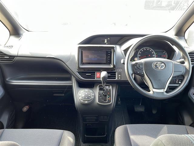 ノア Ｘ　ディライトプラス　◇純正ナビ（ＡＭ／ＦＭ／ＢＴ）フルセグＴＶ◇バックカメラ◇ステアリングスイッチ◇エコモード◇横滑り防止◇アイドリングストップ◇オートハイビーム◇衝突軽減システム◇レーンアシスト◇両側パワースライドドア（2枚目）