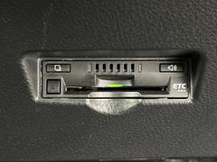 【ＥＴＣ】有料道路を利用する際に料金所で停止することなく通過できる、ＥＴＣ車載器（ノンストップ自動料金収受システム機器）が装備されています。セットアップを行うことで利用可能になります。 6