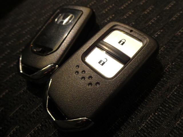 フィット 13G・Lパッケージファインエディション 禁煙 純正ナビTV 純正ドラレコ LED リアカメラ Bluetooth 衝突軽減B VSA サイドエアバック クルーズコントロール オートリトラミラー スマートキー オートAC ワンオーナー(5枚目)