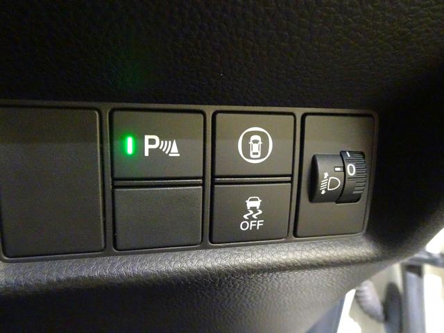 フィット ｅ：ＨＥＶホーム　禁煙　純正９ｉｎｃｈナビＴＶ　ＥＴＣ　ＬＥＤ　リアカメラ　Ｂｌｕｅｔｏｏｔｈ　衝突軽減Ｂ　ＶＳＡ　サイドエアバック　パーキングセンサー　クルーズコントロール　スマートキー　オートＡＣ　ワンオーナー（7枚目）