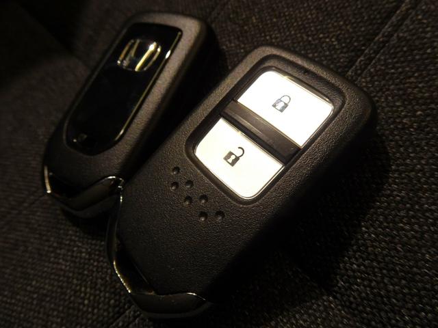 フィット ｅ：ＨＥＶホーム　禁煙　純正９ｉｎｃｈナビＴＶ　ＥＴＣ　ＬＥＤ　リアカメラ　Ｂｌｕｅｔｏｏｔｈ　衝突軽減Ｂ　ＶＳＡ　サイドエアバック　パーキングセンサー　クルーズコントロール　スマートキー　オートＡＣ　ワンオーナー（8枚目）