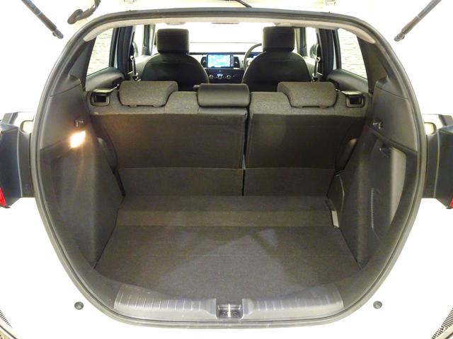 フィット ｅ：ＨＥＶホーム　禁煙　純正９ｉｎｃｈナビＴＶ　ＥＴＣ　ＬＥＤ　リアカメラ　Ｂｌｕｅｔｏｏｔｈ　衝突軽減Ｂ　ＶＳＡ　サイドエアバック　パーキングセンサー　クルーズコントロール　スマートキー　オートＡＣ　ワンオーナー（16枚目）