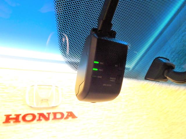 フィット 13G・Fパッケージ 禁煙 純正ナビTV ドラレコ前後 ETC リアカメラ Bluetooth VSA スマートキー 社外AW マニュアルエアコン 電動格納式ドアミラー ブルートゥース AUX対応 イモビ 安全ボディ PS(3枚目)