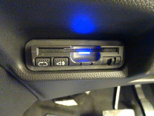 フィット 13G・Fパッケージ 禁煙 純正ナビTV ドラレコ前後 ETC リアカメラ Bluetooth VSA スマートキー 社外AW マニュアルエアコン 電動格納式ドアミラー ブルートゥース AUX対応 イモビ 安全ボディ PS(4枚目)