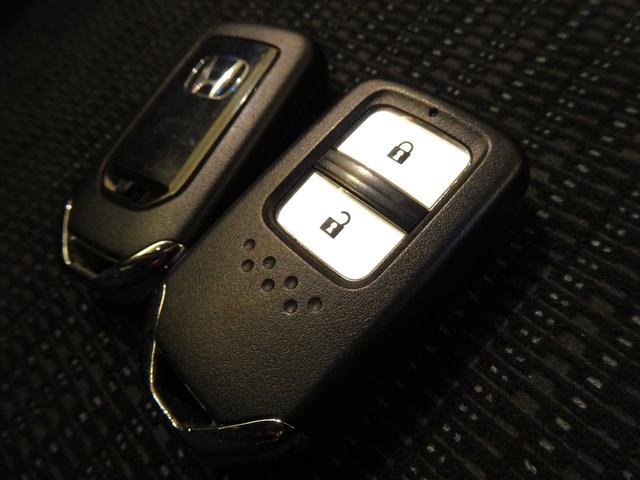 フィット 13G・Fパッケージ 禁煙 純正ナビTV ドラレコ前後 ETC リアカメラ Bluetooth VSA スマートキー 社外AW マニュアルエアコン 電動格納式ドアミラー ブルートゥース AUX対応 イモビ 安全ボディ PS(6枚目)