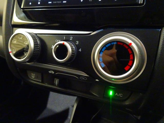 フィット 13G・Fパッケージ 禁煙 純正ナビTV ドラレコ前後 ETC リアカメラ Bluetooth VSA スマートキー 社外AW マニュアルエアコン 電動格納式ドアミラー ブルートゥース AUX対応 イモビ 安全ボディ PS(18枚目)