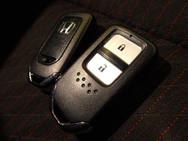 フィット ＲＳホンダセンシング　６ＭＴ　禁煙　純正ナビＴＶ　純正ドラレコ　ＥＴＣ　ＬＥＤ　リアカメラ　Ｂｌｕｅｔｏｏｔｈ　衝突軽減Ｂ　ＶＳＡ　サイドエアバッグ　クルーズコントロール　スマートキー　オートＡＣ　純正ＡＷ　Ｄレコ　ＢＴ（6枚目）