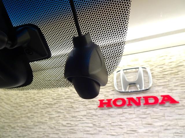 フリード Ｇ・ホンダセンシング　禁煙　純正９ｉｎｃｈナビＴＶ　純正ドラレコ前後　ＥＴＣ　ＬＥＤ　リアカメラ　Ｂｌｕｅｔｏｏｔｈ　衝突軽減Ｂ　ＶＳＡ　両側パワスラ　シートヒーター　クルーズコントロール　スマートキー　社外ＡＷ　１オナ（3枚目）