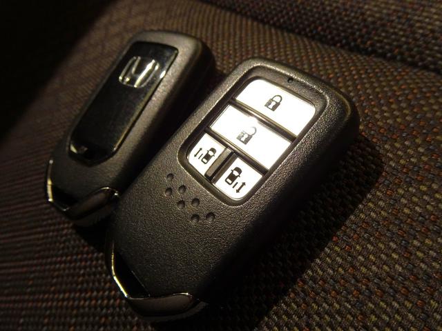 フリード Ｇ・ホンダセンシング　禁煙　純正９ｉｎｃｈナビＴＶ　純正ドラレコ前後　ＥＴＣ　ＬＥＤ　リアカメラ　Ｂｌｕｅｔｏｏｔｈ　衝突軽減Ｂ　ＶＳＡ　両側パワスラ　シートヒーター　クルーズコントロール　スマートキー　社外ＡＷ　１オナ（6枚目）