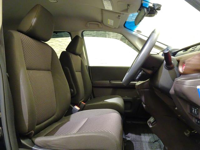 フリード Ｇ・ホンダセンシング　禁煙　純正９ｉｎｃｈナビＴＶ　純正ドラレコ前後　ＥＴＣ　ＬＥＤ　リアカメラ　Ｂｌｕｅｔｏｏｔｈ　衝突軽減Ｂ　ＶＳＡ　両側パワスラ　シートヒーター　クルーズコントロール　スマートキー　社外ＡＷ　１オナ（11枚目）