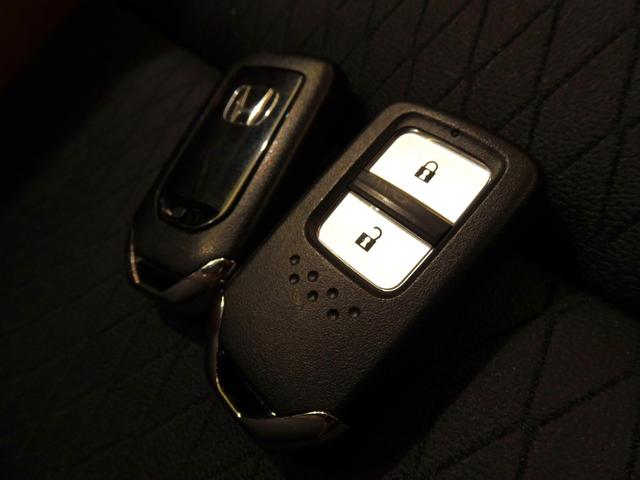 フィット リュクス　禁煙　純正９ｉｎｃｈナビＴＶ　ＥＴＣ　ＬＥＤ　リアカメラ　Ｂｌｕｅｔｏｏｔｈ　衝突軽減Ｂ　ＶＳＡ　サイドエアバッグ　パーキングセンサー　シートヒーター（8枚目）