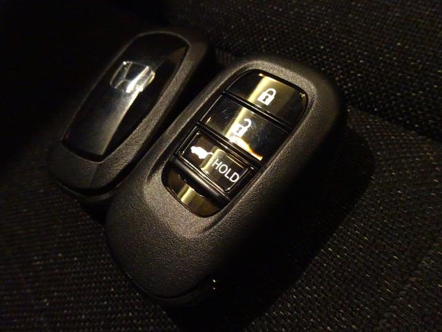 ヴェゼル ｅ：ＨＥＶ　Ｚ　純正ナビＴＶ　純正ドラレコ前後　ＥＴＣ　ＬＥＤ　リアカメラ　Ｂｌｕｅｔｏｏｔｈ　衝突軽減Ｂ　ＶＳＡ　サイドエアバッグ　パーキングセンサー　シートヒーター　Ｐテールゲート　クルコン　スマートキー（7枚目）