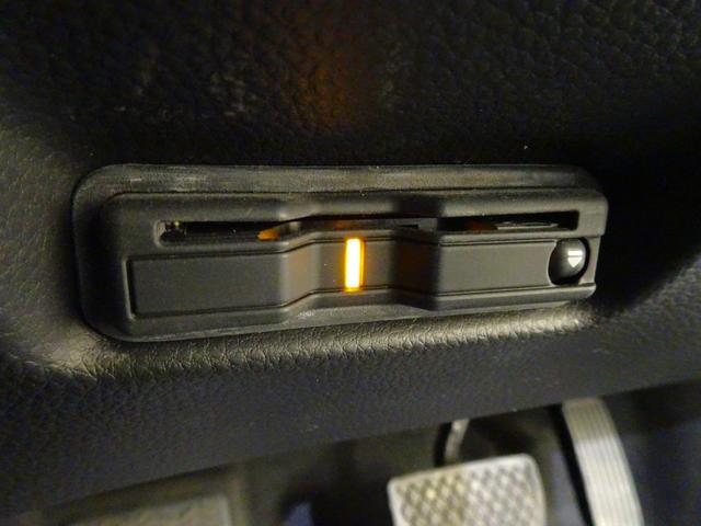 フィット ｅ：ＨＥＶホーム　禁煙　純正ナビＴＶ　純正ドラレコ前後　ＥＴＣ　ＬＥＤ　リアカメラ　Ｂｌｕｅｔｏｏｔｈ　衝突軽減Ｂ　ＶＳＡ　サイドエアバッグ　パーキングセンサー　クルーズコントロール　スマートキー　ワンオーナー（4枚目）